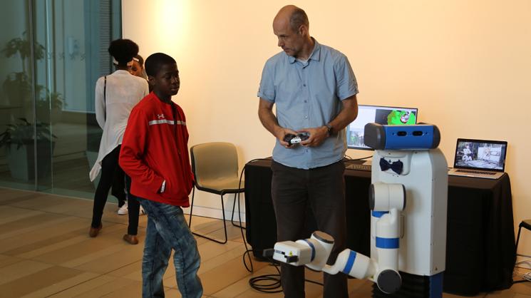 Mark Moll talking with a middle school student about Igor, the robot