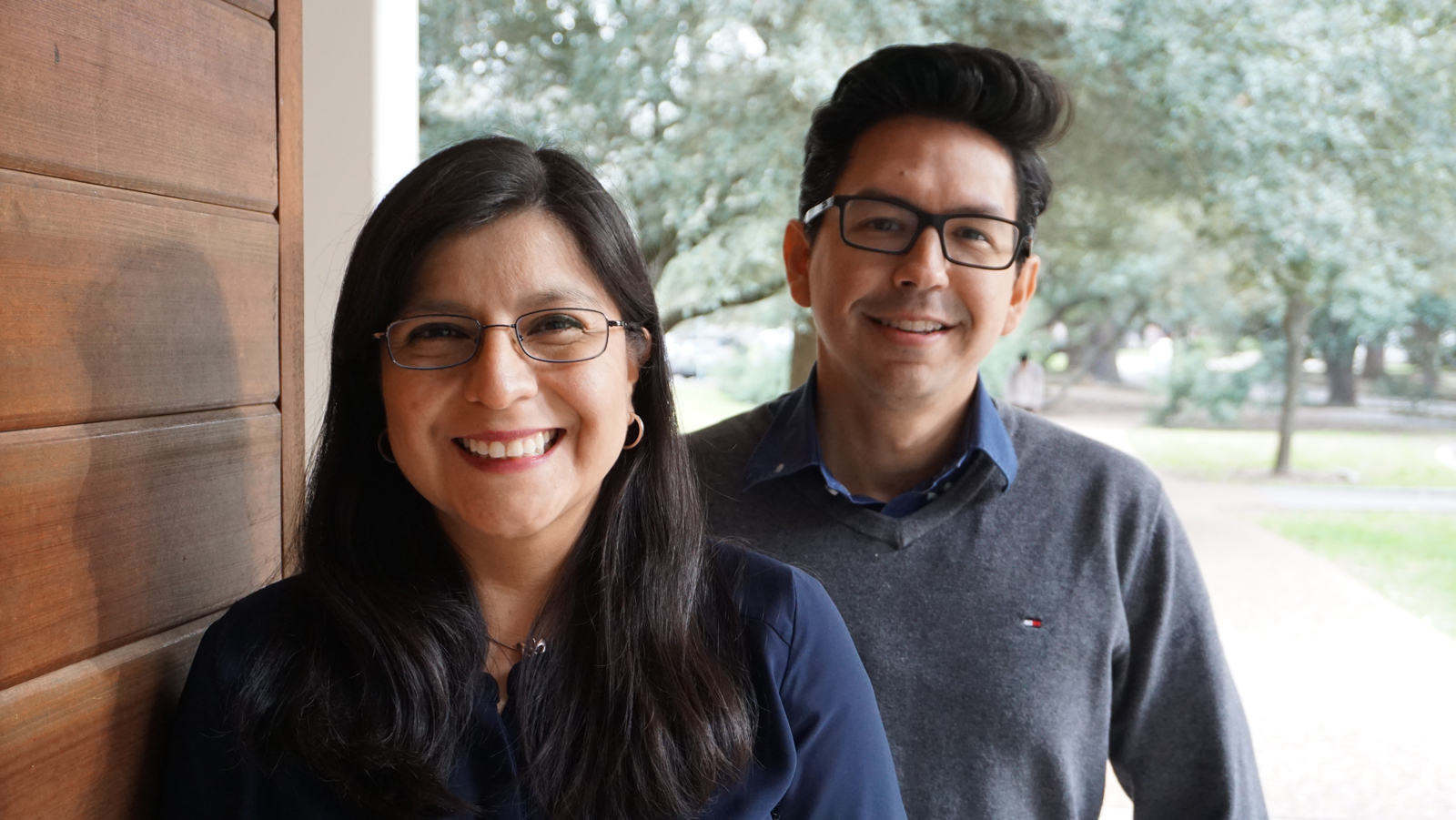 Tilsa Oré Mónago and Vicente Ordóñez Román stand outside on the Rice University campus